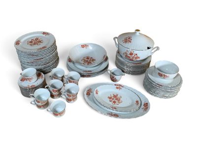 une photo montrant un ensemble de plats et de tasses en porcelaine