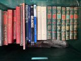 de nombreux livres rangés sur une étagère dans une vitrine