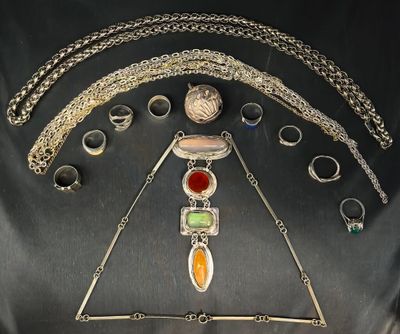 un assortiment de bijoux en argent, notamment des bagues, des colliers et des bagues