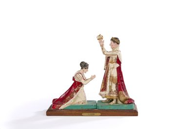 figurine représentant un homme et une femme se tenant la main, posée sur une table