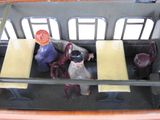 une maquette représentant des personnes assises à une table