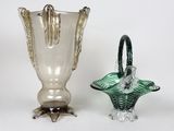 deux vases en verre posés l'un à côté de l'autre sur une table