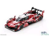 La voiture de course rouge et blanche se trouve sur une surface blanche.