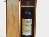 une bouteille de vin dans un coffret en bois