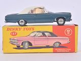 une petite voiture rose et une petite voiture bleue dans une boîte
