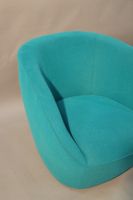*ROCHEBOBOIS. Chauffeuse en tissu bleu sur pied pivotant. (photo 3)