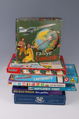 plusieurs livres pour enfants empilés sur une table