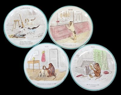 quatre assiettes ornées d'images de personnes et d'animaux sur fond noir