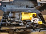 une perceuse jaune dans un coffret noir sur lequel figure un numéro