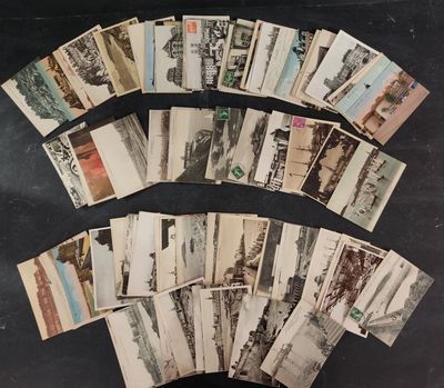une vieille photo d'un lot de vieilles cartes postales sur une table