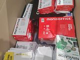 une boîte en carton remplie de toutes sortes de fournitures de bureau
