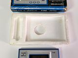 une console Game & Watch dans la boîte à côté