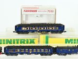 deux petits trains posés l'un sur l'autre sur une table