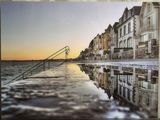 une photo d'une photo d'un coucher de soleil sur un plan d'eau