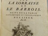 un vieux livre avec l'image d'un homme et d'un chien