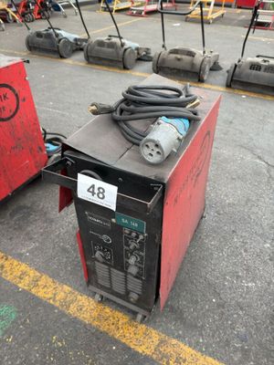 beaucoup de matériel de soudure posé par terre sur le parking