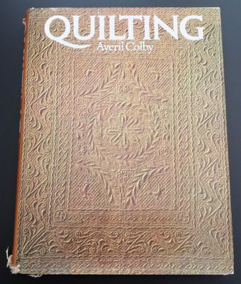 un livre à la couverture marron posé sur une table