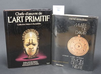 deux livres posés sur une table, avec une horloge sur la couverture