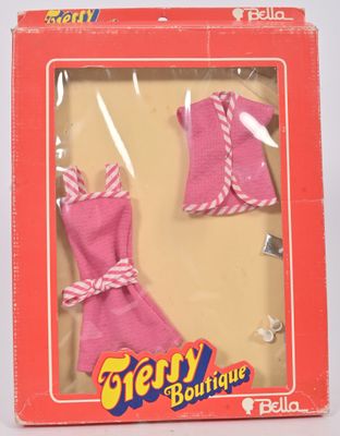 une poupée Barbie vêtue d'une robe rose et d'un nœud papillon rose, dans une boîte rouge
