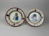 deux assiettes sur lesquelles figurent les portraits d'une femme et d'un homme