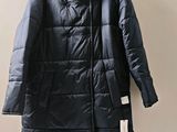 l'image d'un manteau suspendu à un cintre sur un mur