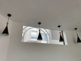 cinq lampes suspendues au plafond dans une pièce