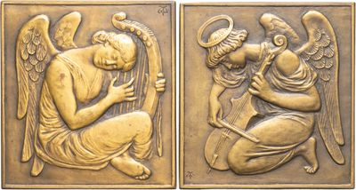 une paire de plaques en bronze représentant des anges jouant de la harpe