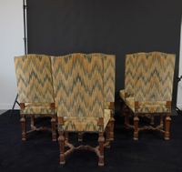 Suite de sept chaises en bois naturel mouluré et sculpté. (photo 2)