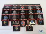 un grand nombre de badges posés sur une table