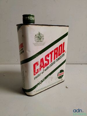 un bidon de Castrol posé sur une table