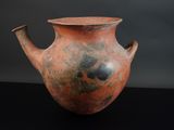 un vase posé sur une surface noire