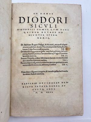 un vieux livre avec un titre en noir et blanc