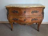 une commode en marbre exposée dans une pièce