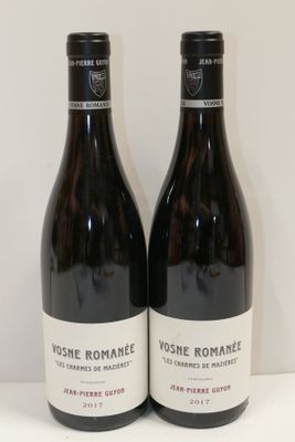 deux bouteilles de vin posées l'une à côté de l'autre sur une table