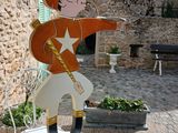 une statue en bois représentant un jockey sur un socle