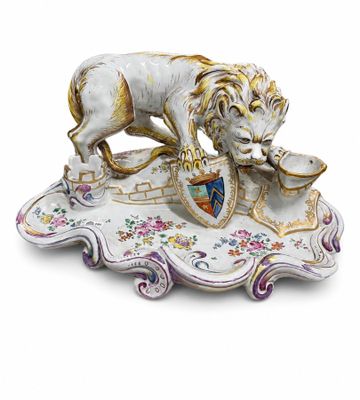 une figurine représentant un lion sur laquelle figure un bouclier