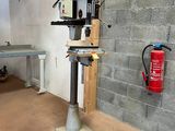une machine qui se trouve dans une pièce équipée d'un extincteur