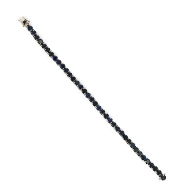 un gros plan d'un bracelet noir et blanc sur fond blanc