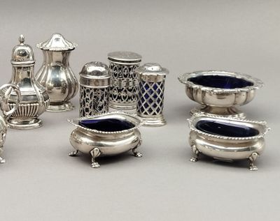 de nombreux objets en argent posés sur une table