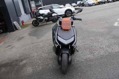 une moto garée sur un parking à côté d'un immeuble