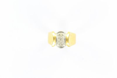 une bague en or jaune et en or blanc sertie de diamants