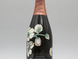 une image représentant une bouteille de champagne ornée d'un motif floral