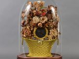 un dôme de verre avec une horloge à l'intérieur