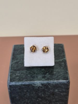 un gros plan sur une paire de boucles d'oreilles posée sur une boîte