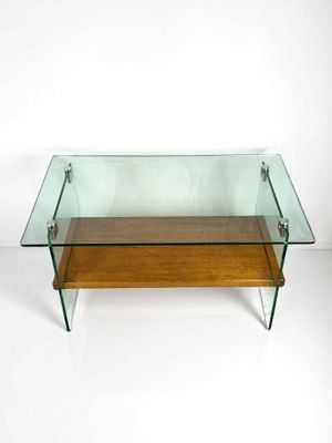 une photo d'une table basse en verre avec une étagère en bois