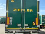 un camion vert garé sur un parking