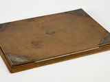 un vieux livre est posé sur une surface blanche