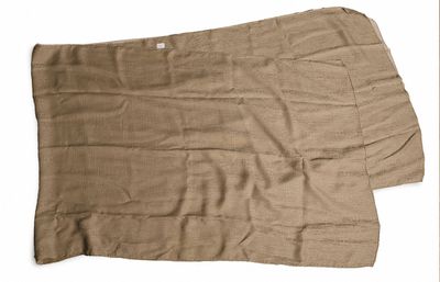 deux morceaux de tissu marron sont posés sur une surface blanche