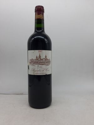 une bouteille de vin posée sur une table