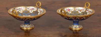 SEVRES, attribué à Paire de coupes sur pied en porcelaine à …